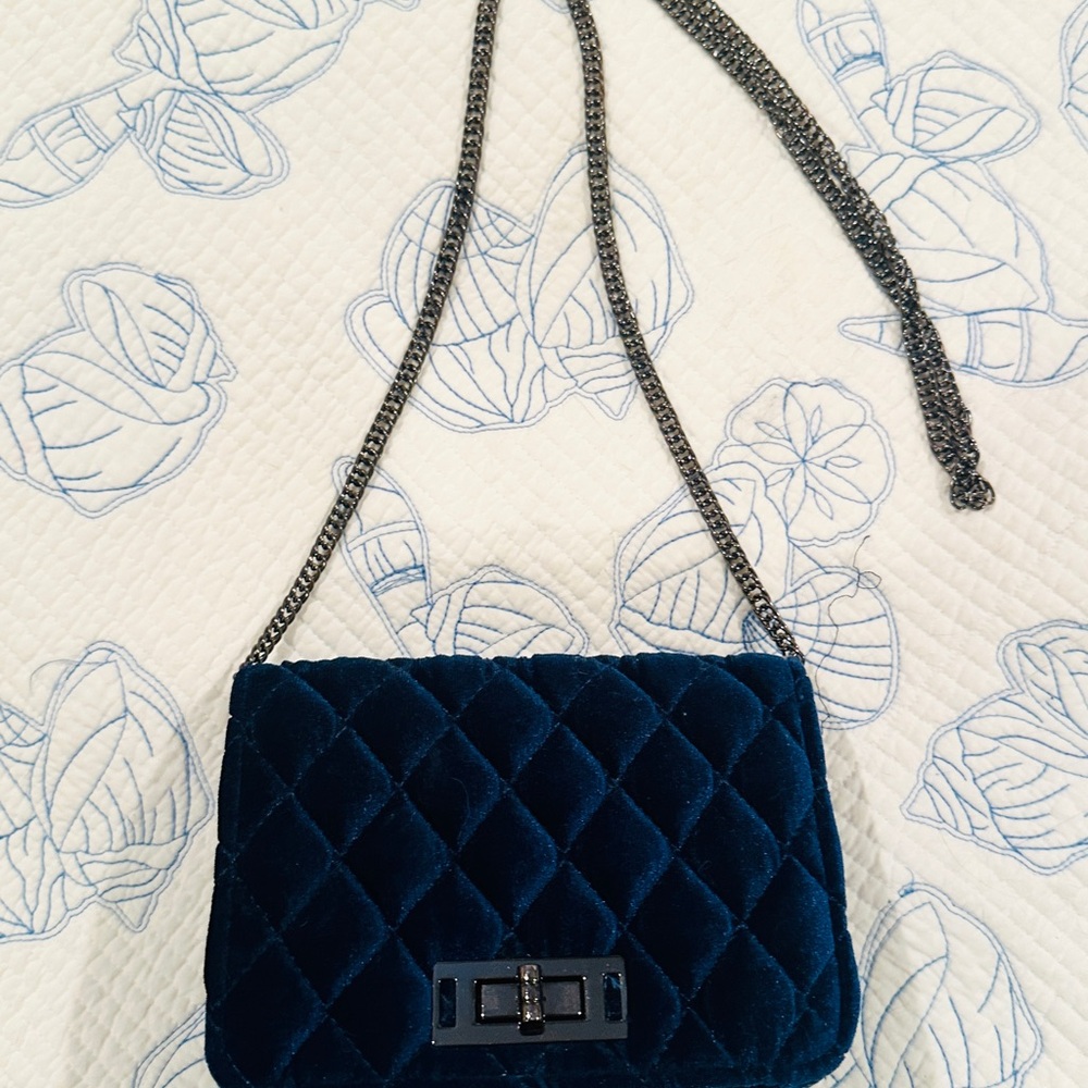 Elegant Blue Quilted Chain Bag
